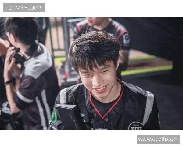 伊森向切特“抱怨”：我一双KD鞋都没搞到 我还是他队友呢😂